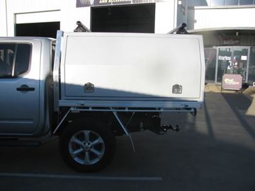 Picture of D40 Navara Alloy color coded canopy with Roof Racks